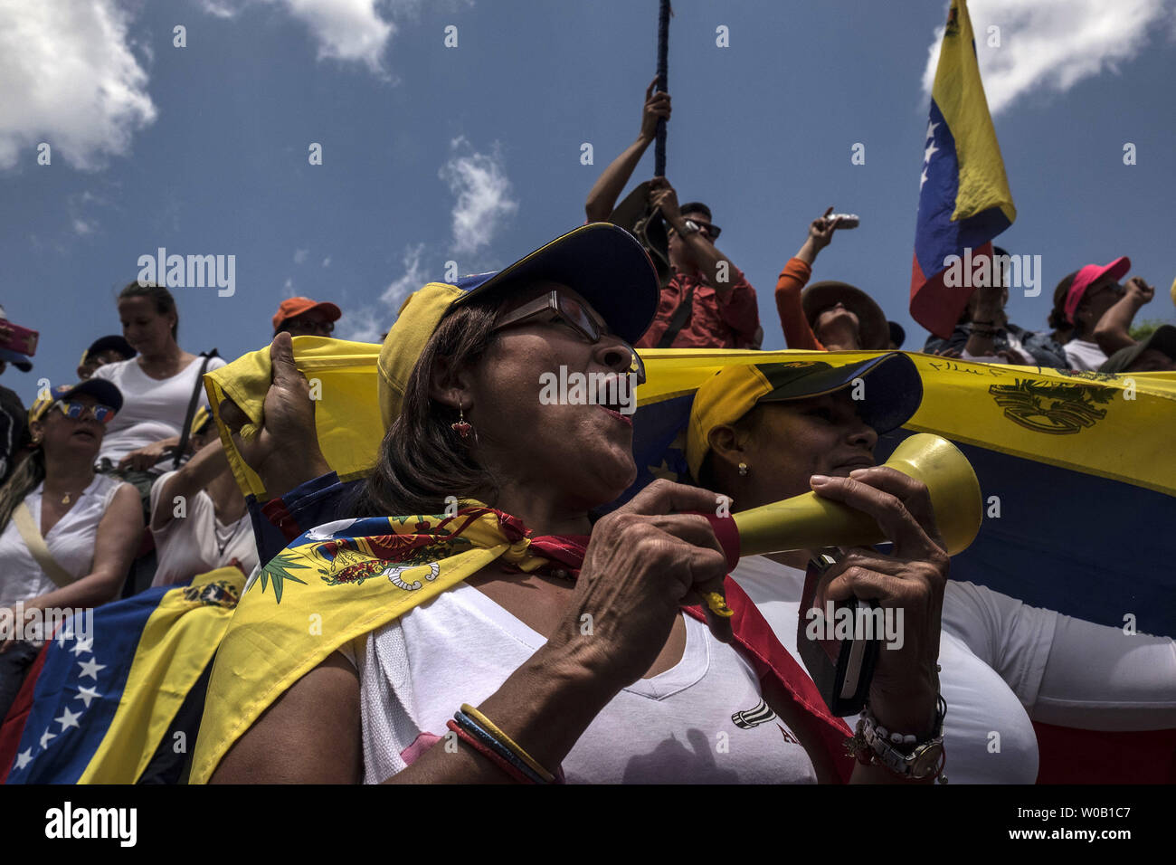 I sostenitori del venezuelano leader dell opposizione e auto-proclamato presidente Juan Guaido dimostrare con un venezuelano bandiera nazionale in attesa per il suo ritorno a Caracas il 4 marzo 2019. Guaido, Venezuela del leader dell opposizione, è stato assaliti dai sostenitori, media e gli ambasciatori dei paesi alleati come tornò a Caracas, sfidando la minaccia di arresto da merlati presidente Nicolas Maduro il regime. Foto di Marcelo Perez/UPI Foto Stock