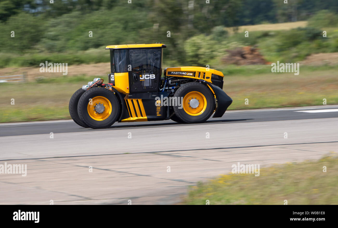 JCB Agri-produce macchinari per la realizzazione di una nuova British record di velocità per un trattore di 103,6 mph, battendo il precedente 87.27 mph record stabilito nel marzo 2018 Foto Stock