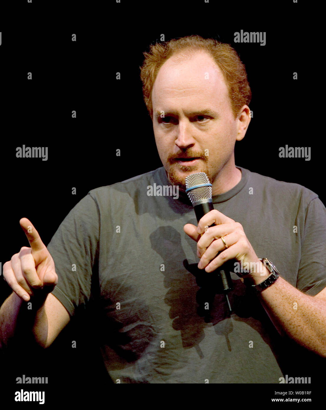 Il comico Louie CK esegue durante la prima di due back-to-back esaurito commedia mostra ospitata dal parco del rimorchio Boys at the Vogue Theatre maintstage durante il Vancouver International Comedy Festival, 22 ottobre 2004. (UPI foto/Heinz Ruckemann) Foto Stock