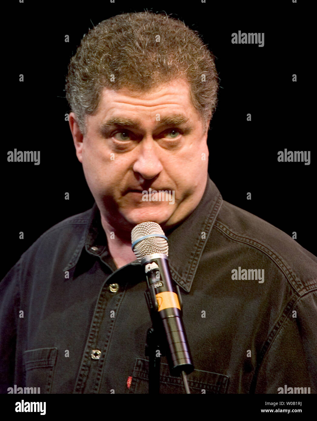 Il comico Mike MacDonald compie durante il primo dei due back-to-back esaurito commedia mostra ospitata dal parco del rimorchio Boys at the Vogue Theatre mainstage durante il Vancouver International Comedy Festival, 22 ottobre 2004. (UPI foto/Heinz Ruckemann) Foto Stock