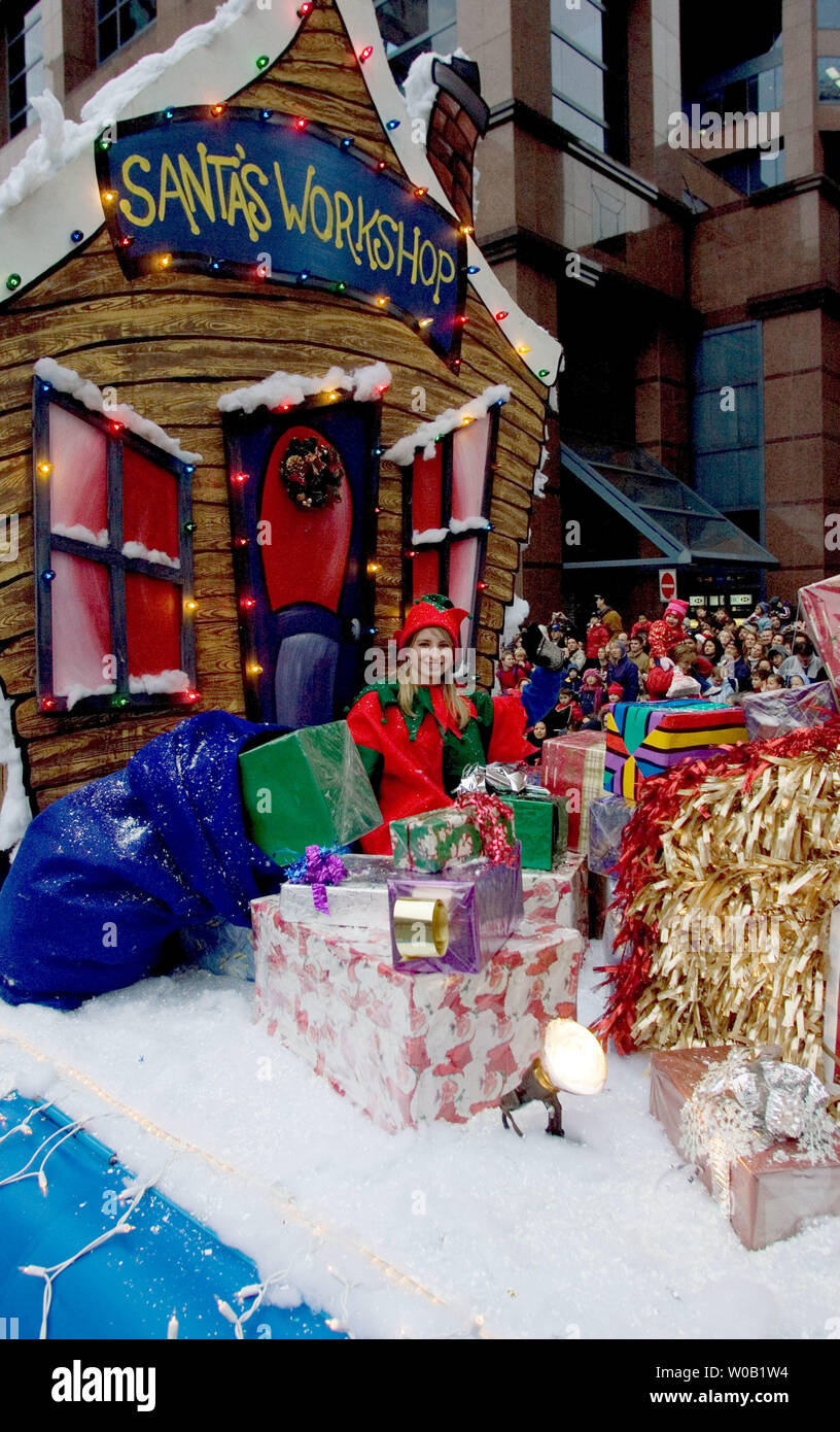 Il Workshop Santa galleggiante si sposta in passato migliaia di spettatori di rivestimento del percorso della prima mai Rogers Santa Claus Parade nel centro cittadino di Vancouver, 21 novembre 2004. (UPI foto / Heinz Ruckemann) Foto Stock