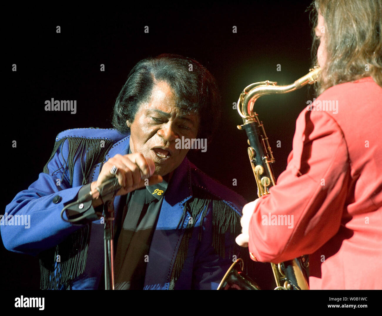 Nei suoi anni settanta il padrino di anima, James Brown termina un europeo e attraversare il Canada tour da far tremare la casa con un sell-out folla a Vancouver il Teatro Queen Elizabeth, 3 dicembre 2004. (UPI Foto /Heinz Ruckemann) Foto Stock