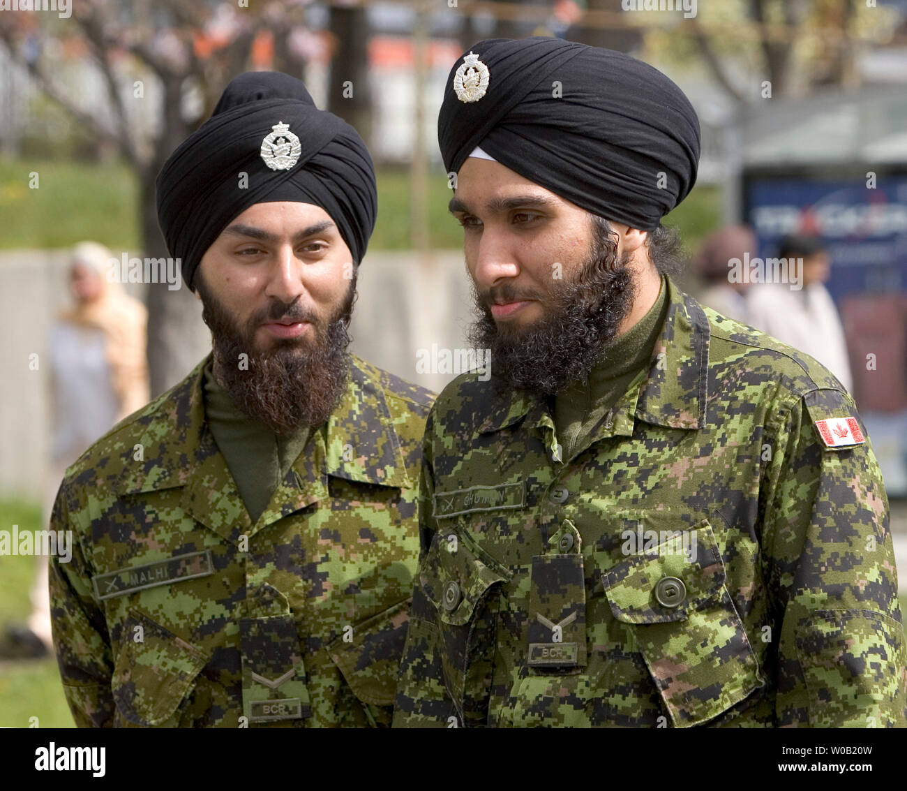 La religione sikh i membri delle forze armate canadesi portare la parte posteriore come da decine di migliaia di Sikh unisciti alla parata Vaisakhi avvolgimento lentamente il modo da Vancouver Ross Street Temple e composto, 16 aprile 2005. Una delle celebrazioni più grande del suo genere in Nord America, Visakhi è il festival Sikh di raccolto dopo l'inverno. (UPI foto / Heinz Ruckemann) Foto Stock