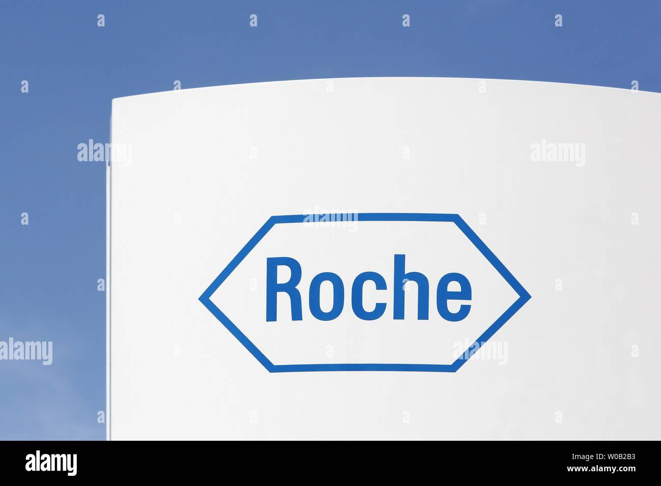Meylan, Francia - 15 Giugno 2019: Roche logo su un pannello. F. Hoffmann-La Roche AG è una multinazionale svizzera azienda sanitaria Foto Stock