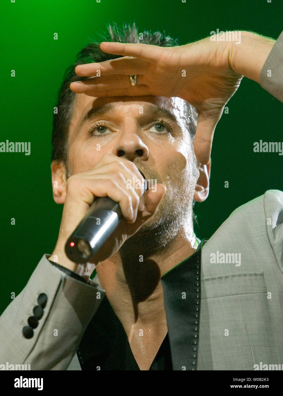 Dave Gahan il frontman per il gruppo britannico Depeche Mode canta durante un 'touring l'angel' in concerto a GM Place di Vancouver, British Columbia, 15 novembre 2005. (UPI foto/Heinz Ruckemann) Foto Stock