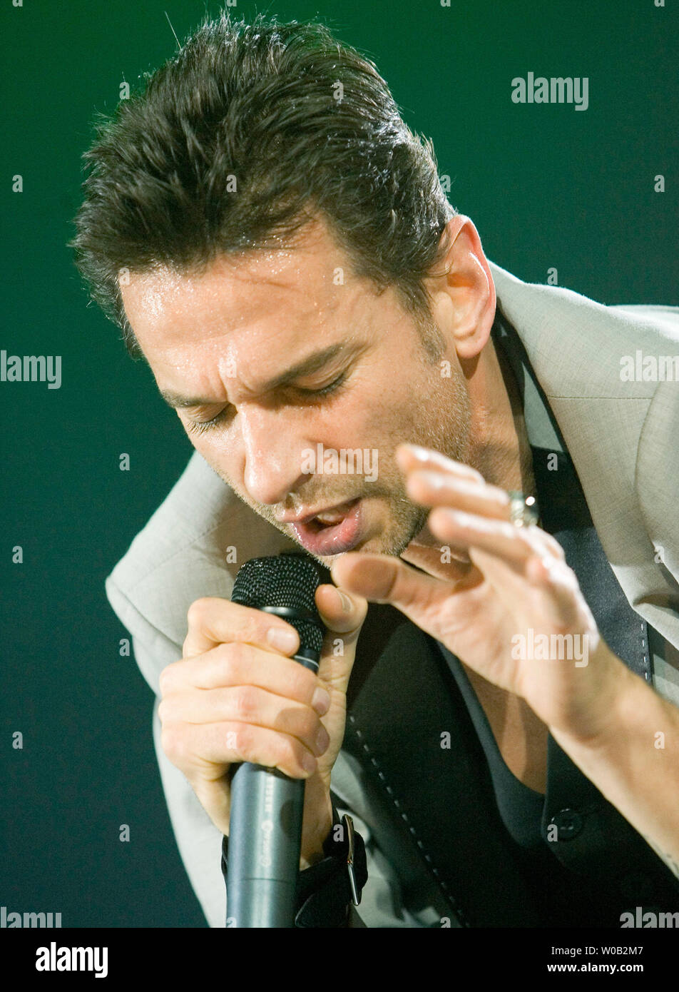 Dave Gahan il frontman per il gruppo britannico Depeche Mode canta durante un 'touring l'angel' in concerto a GM Place di Vancouver, British Columbia, 15 novembre 2005. (UPI foto/Heinz Ruckemann) Foto Stock