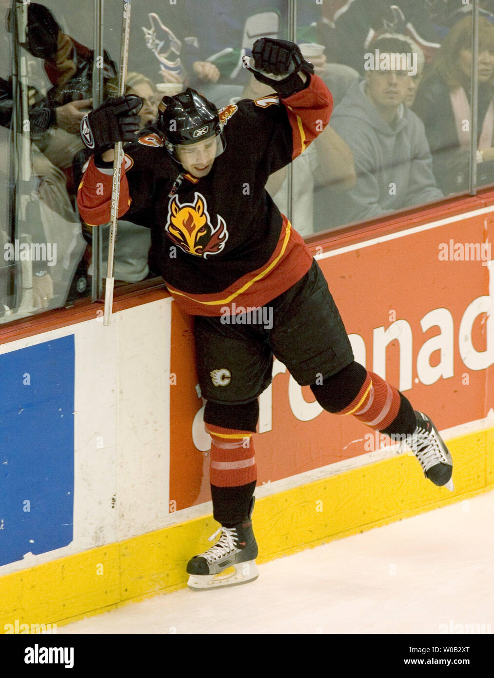 Visita a Calgary Flames Chuck Kobasew celebra rigature sulla Vancouver Canucks goalie Alex Auld durante il secondo periodo di un gioco di NHL a Vancouver il GM Place, Dicembre 23, 2005. (UPI foto/Heinz Ruckemann) Foto Stock