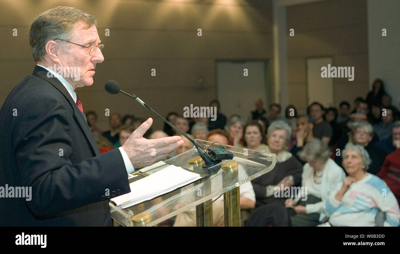 Ex Organizzazione delle Nazioni Unite (ONU) Assistente del Segretario Generale ONU e coordinatore umanitario per l'Iraq Hans von Sponeck, della Germania parla in un forum pubblico sull'urgenza delle riforme delle Nazioni unite alla luce degli insegnamenti tratti dall'Iraq, al Vancouver, British Columbia, biblioteca pubblica il 28 marzo 2006. Come capo del Petrolio per cibo programma, von Sponeck si dimise nel marzo 2000 per protesta contro il Consiglio di Sicurezza delle Nazioni Unite politica sull'Iraq sostenendo che il prezzo delle sanzioni economiche contro l'Iraq è stato pagato dalla maggior parte vunerable di civili iracheni. (UPI foto/Heinz Ruckemann) Foto Stock