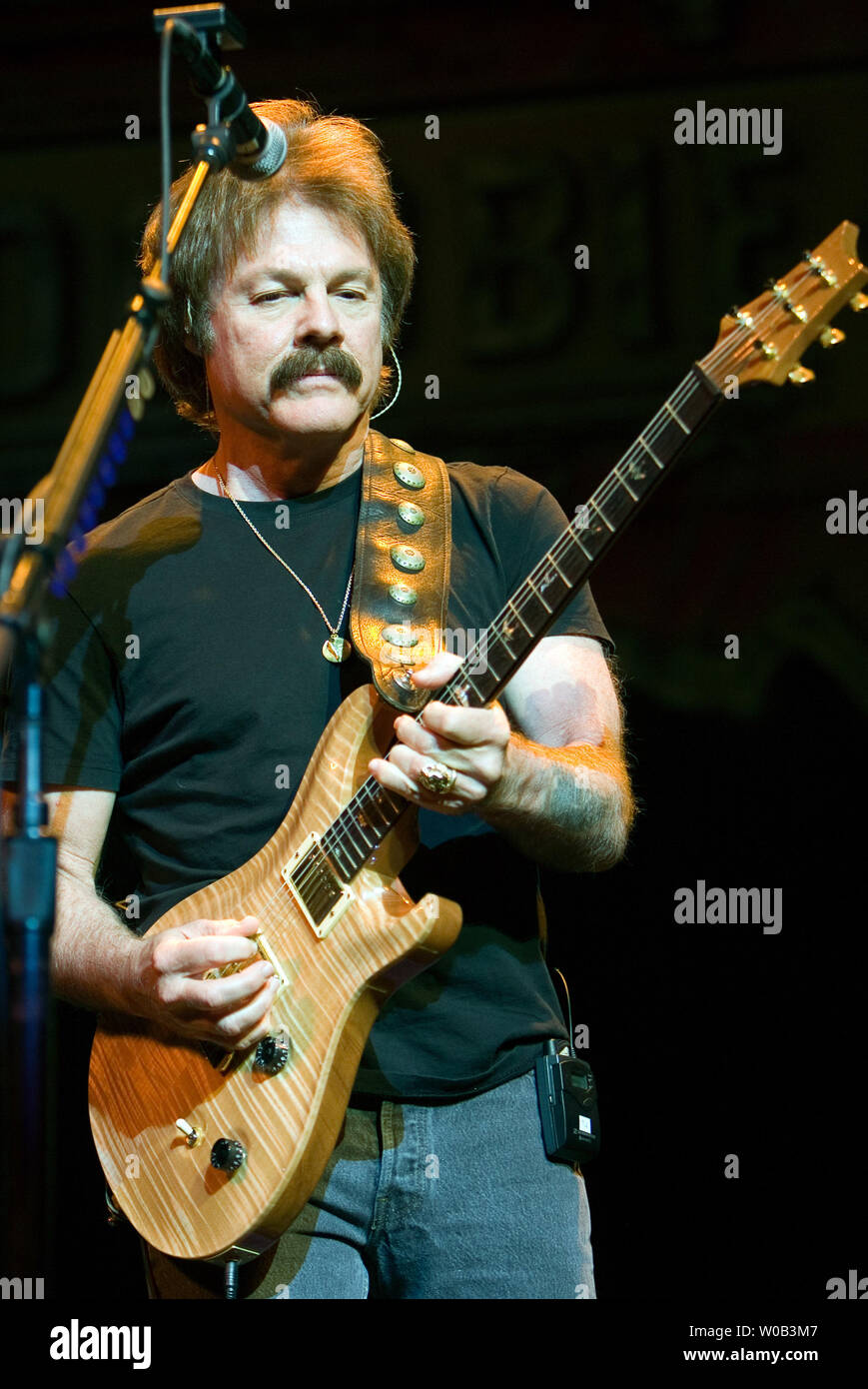 Tom Johnston esegue insieme con il resto della Doobie Brothers a Richmond's River Rock Casinò vicino a Vancouver British Columbia, 14 aprile 2006. (UPI foto/Heinz Ruckemann) Foto Stock