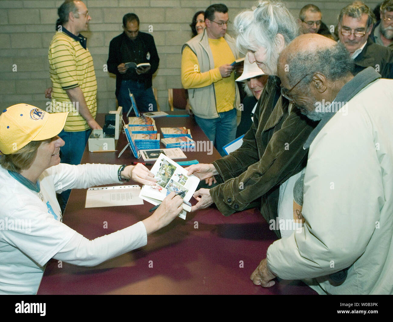 Anti-guerra avvocato Cindy Sheehan, il cui figlio specialista Casey Sheehan è stato ucciso in Iraq, segni di copie del suo libro "non ancora una Madre del Figlio' durante la sua visita in Vancouver, British Columbia, 6 maggio 2006, dove ha parlato fuori contro il coinvolgimento statunitense in Iraq. (UPI foto/Heinz Ruckemann) Foto Stock