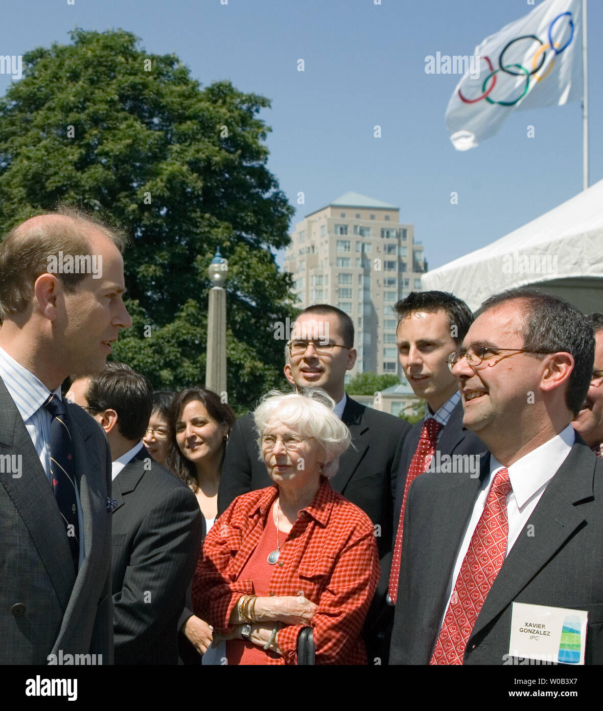 Prince Edward, Earl del Wessex, parla al Comitato Paralimpico Internazionale (IPC) stati Xavier Gonzalez durante un aborigeno mentre visitano il Municipio per la Bandiera Paralimpica il sollevamento in Vancouver, British Columbia, Giugno 7, 2006. (UPI foto/Heinz Ruckemann) Foto Stock