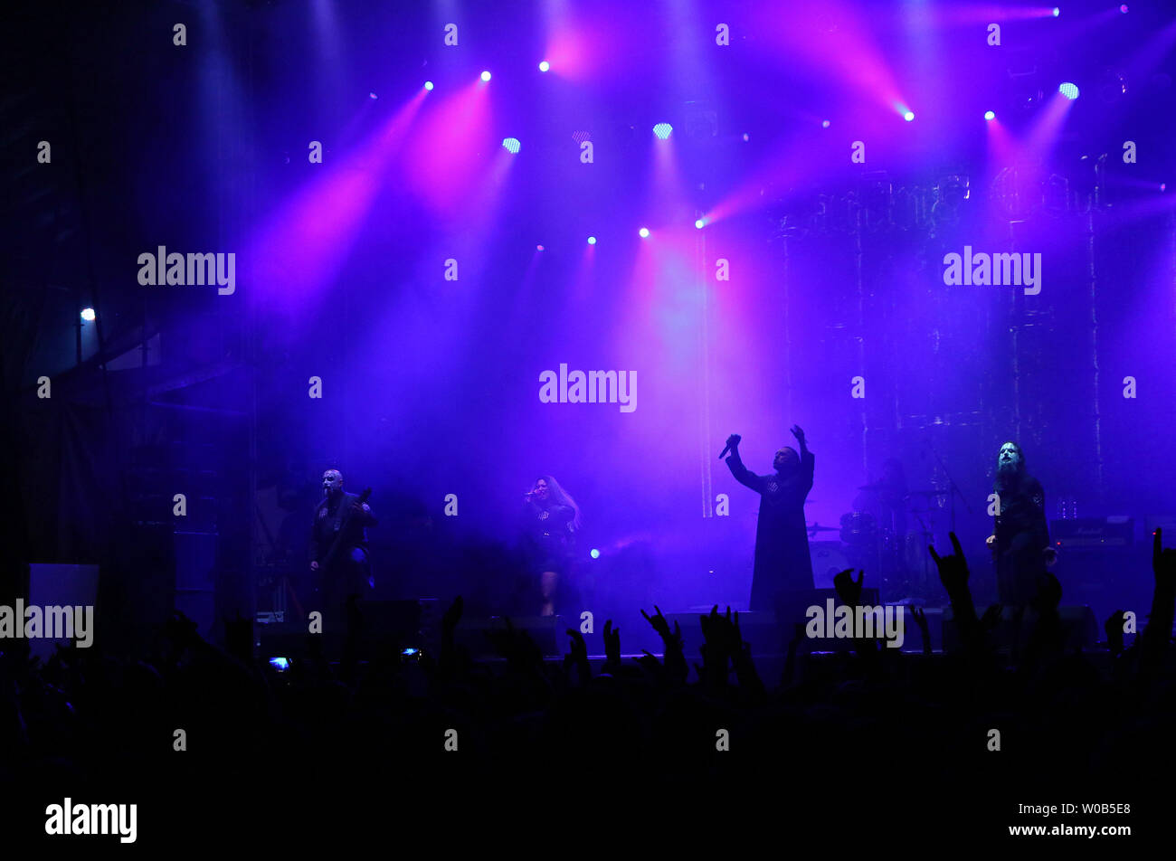 Kiev, Ucraina - 8 Luglio 2018: Lacuna Coil, Italiano gothic metal rock band suona dal vivo presso la Atlas Festival Weekend in Expocenter nazionale a Kyiv Foto Stock