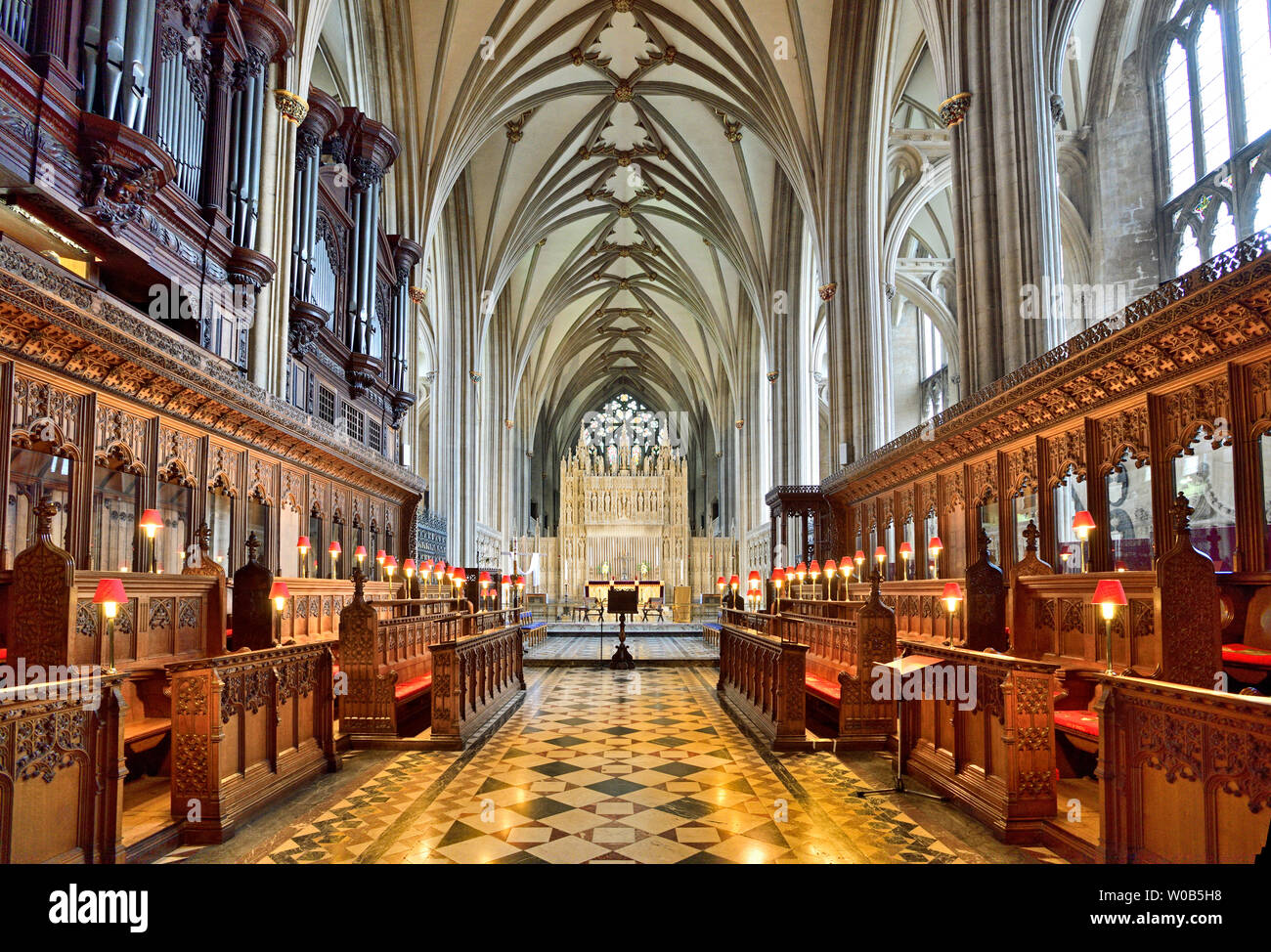 Vista panoramica della cattedrale di estremità orientale con coro e nervature lierne nel caveau e altare maggiore, fotografata nel giugno 2019 Foto Stock