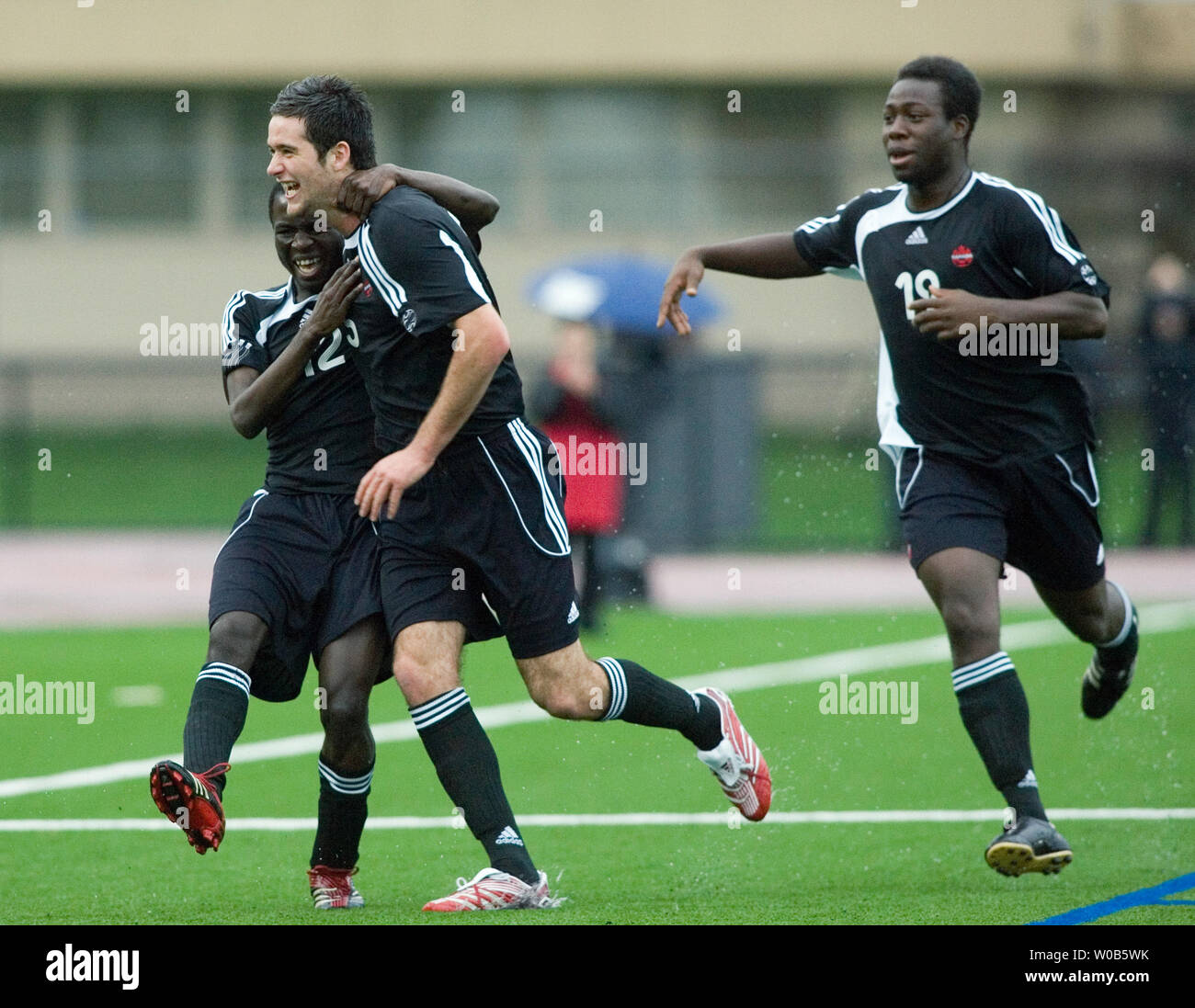 L. Per R., Canada's Gabe Gala (NTC Ontario), David Edgar (Newcastle United FC) e Nana Attakora-Gyan (NTC Ontario) celebrare Gabe Gala di apertura obiettivo accanto all Scozia durante la seconda metà di un amichevole U20 soccer match in Percy Perry Stadium in Coquitlam, British Columbia, 24 marzo 2007. Il Canada ha vinto 3-1in differita di una partita spostata dalla sede originaria, Swangard Stadium, da heavy rain. (UPI foto/Heinz Ruckemann) Foto Stock