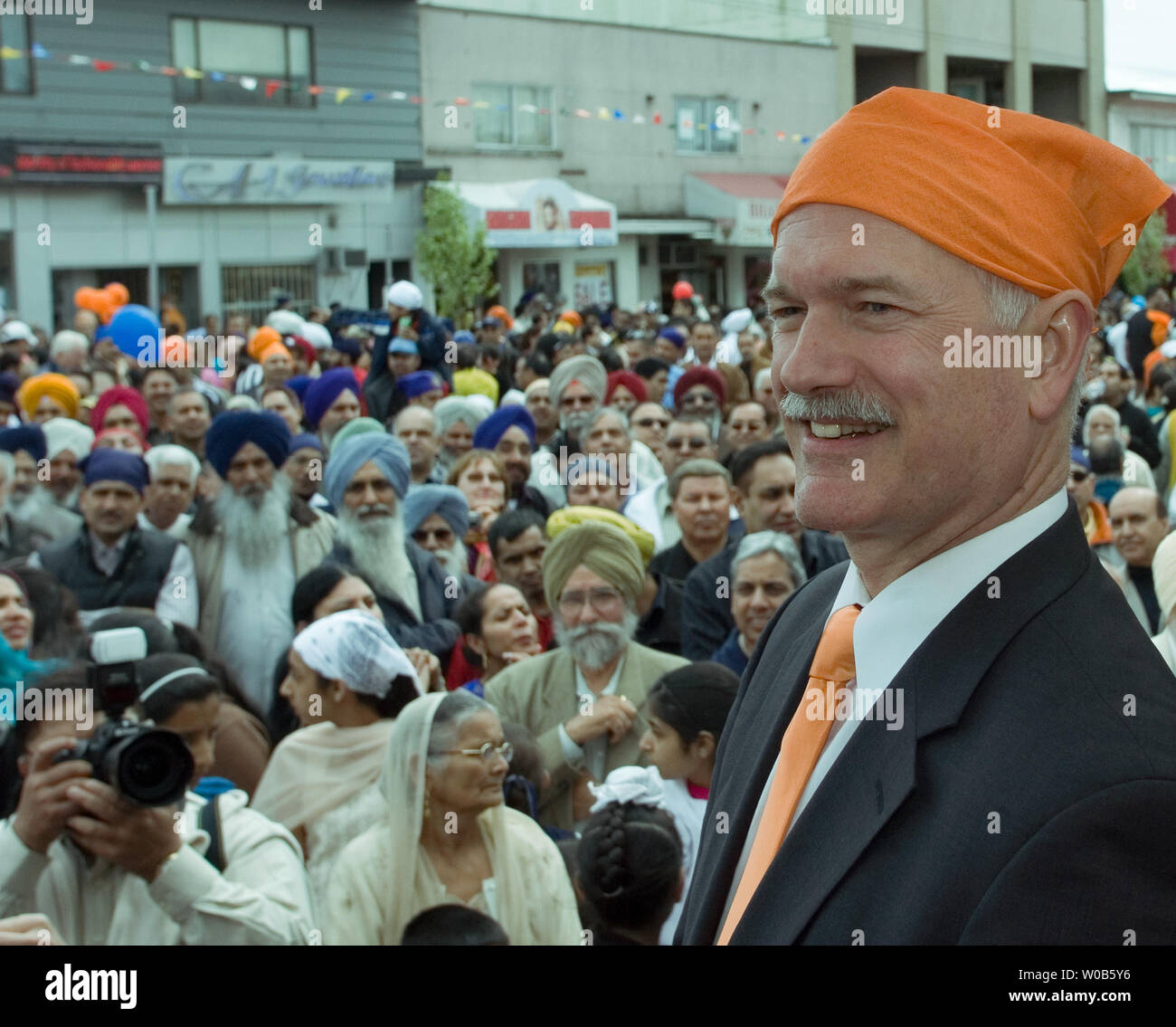 Federal NDP leader Jack Layton da Ontario parla alla folla di gente dal Vaisakhi Parade come si celebra su Main Street, Vancouver, British Columbia, 14 aprile 2007. Una cinquantina di migliaia di persone sono attese a partecipare a questa festa della mietitura celebrazione, uno dei più grandi in Nord America, segna l'inizio della religione Sikh Anno Nuovo. (UPI foto/Heinz Ruckemann) Foto Stock