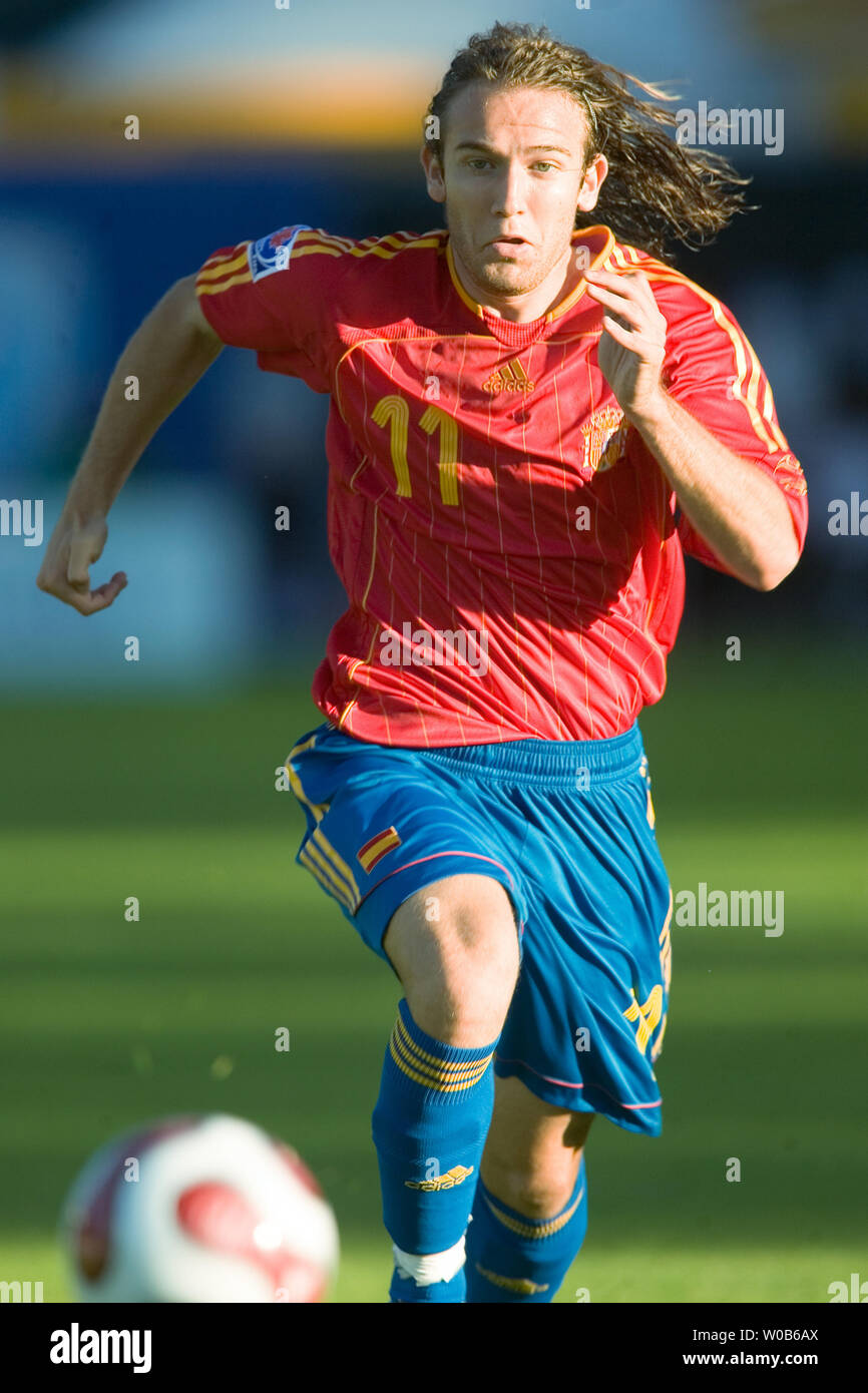 Spagna's Diego Capel insegue la sfera durante la prima metà di un 2007 FIFA U-20 World Cup Soccer match contro lo Zambia a Swangard stadium in Burnaby, British Columbia il 4 luglio 2007. La Spagna ha vinto 2-1. (UPI foto/Heinz Ruckemann) Foto Stock