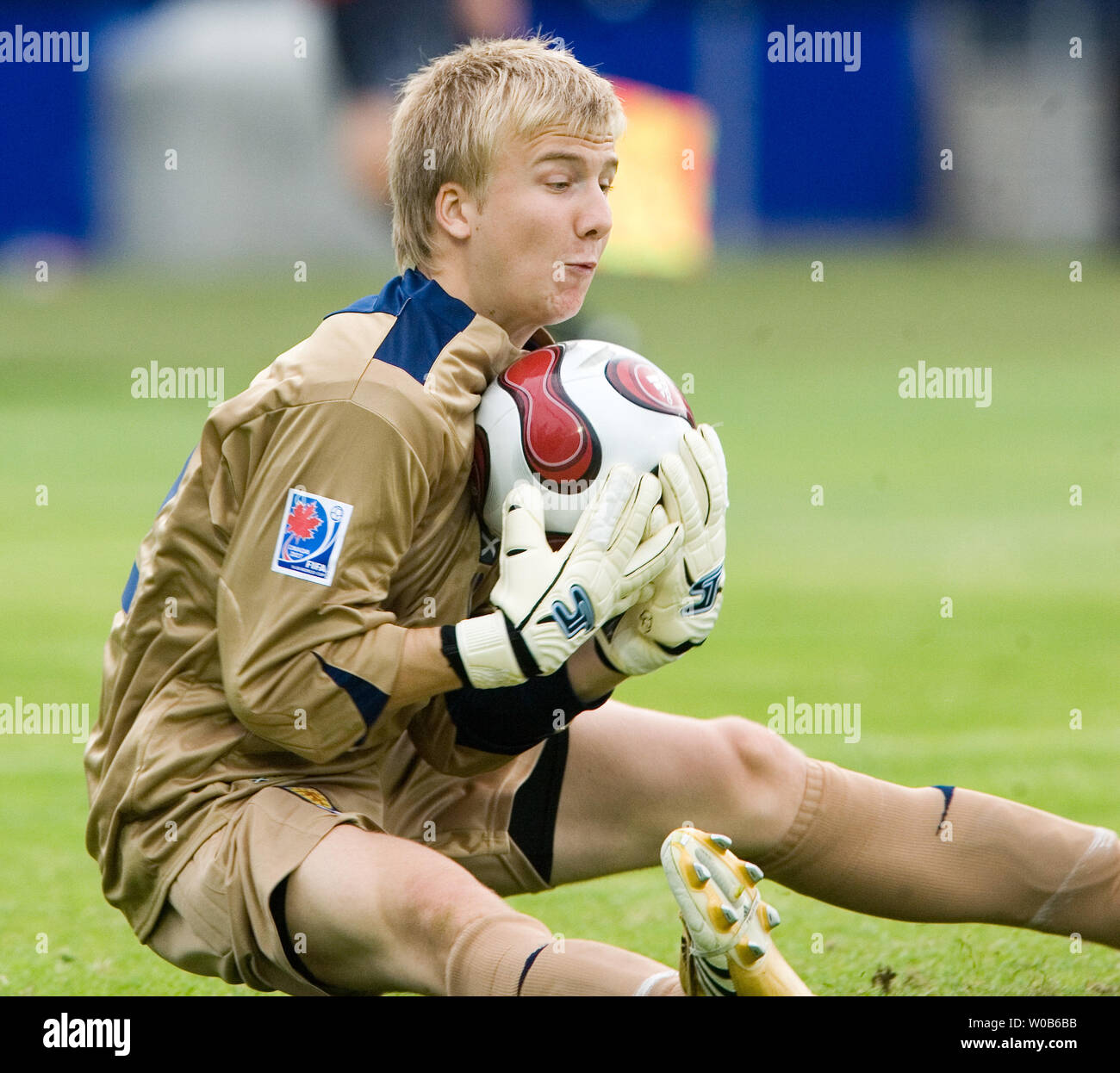 La Scozia il goalie Scott Fox fa un salvataggio contro la Costa Rica durante la seconda metà di un 2007 FIFA U-20 World Cup Soccer Match in Swangard stadium in Burnaby, British Columbia il 7 luglio 2007. La Costa Rica ha vinto 2-1. (UPI foto/Heinz Ruckemann) Foto Stock