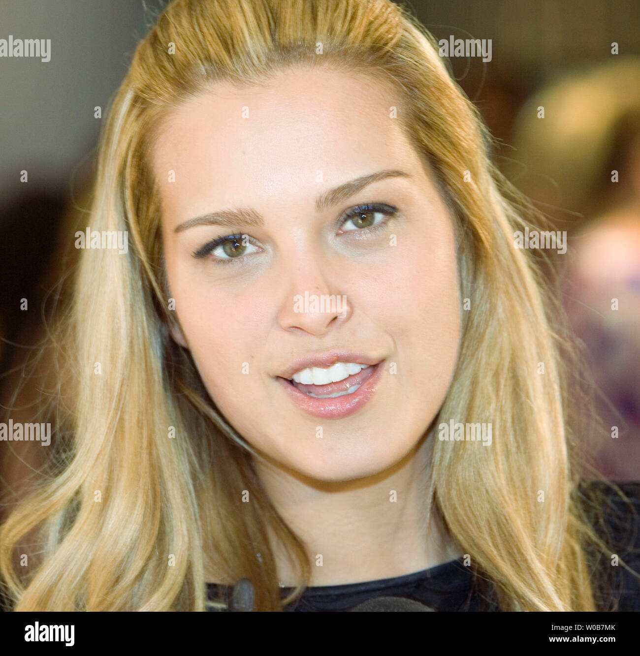 Il modello CECA Petra Nemcova arriva l'autunno 2008 Diane von Furstenberg fashion show a Holt Renfrew Arts ombrello beneficio in Vancouver, British Columbia, 6 maggio 2008. (UPI foto/Heinz Ruckemann) Foto Stock