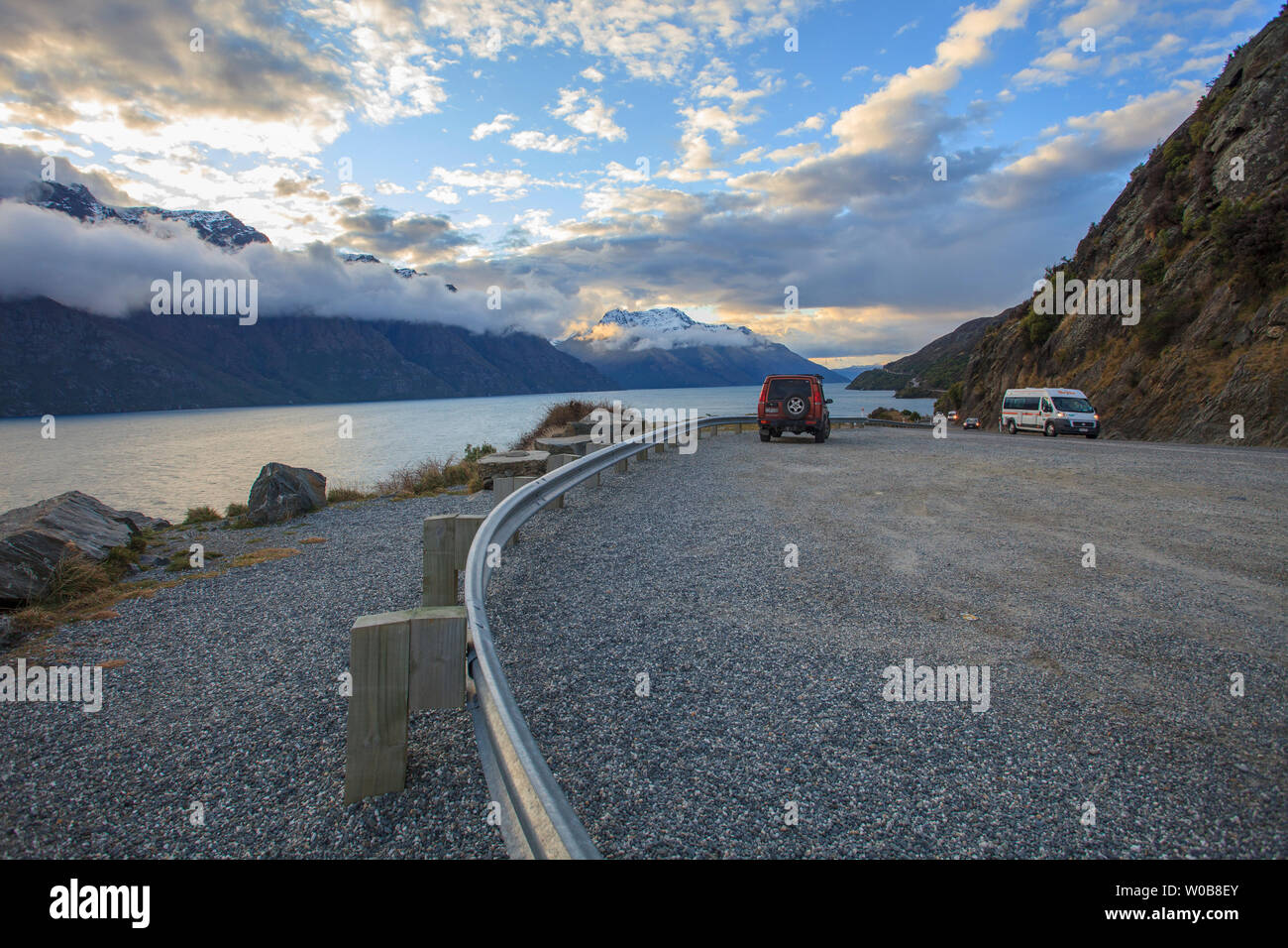 QUEENSTOWN NUOVA ZELANDA - agosto 30: suv auto e camper sulla strada statale del lago Wakatipu bellissima scenic e importante meta di viaggio in queen Foto Stock