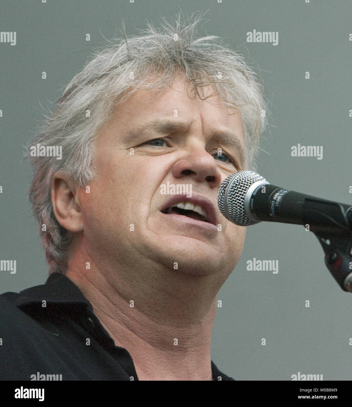 Attore e cantante Tim Robbins esegue con la rogues galleria band sul palco principale durante i tre giorni di 2011 Vancouver Folk Music Festival di Gerico Park in Vancouver, British Columbia, 16 luglio 2011. UPI/Heinz Ruckemann Foto Stock