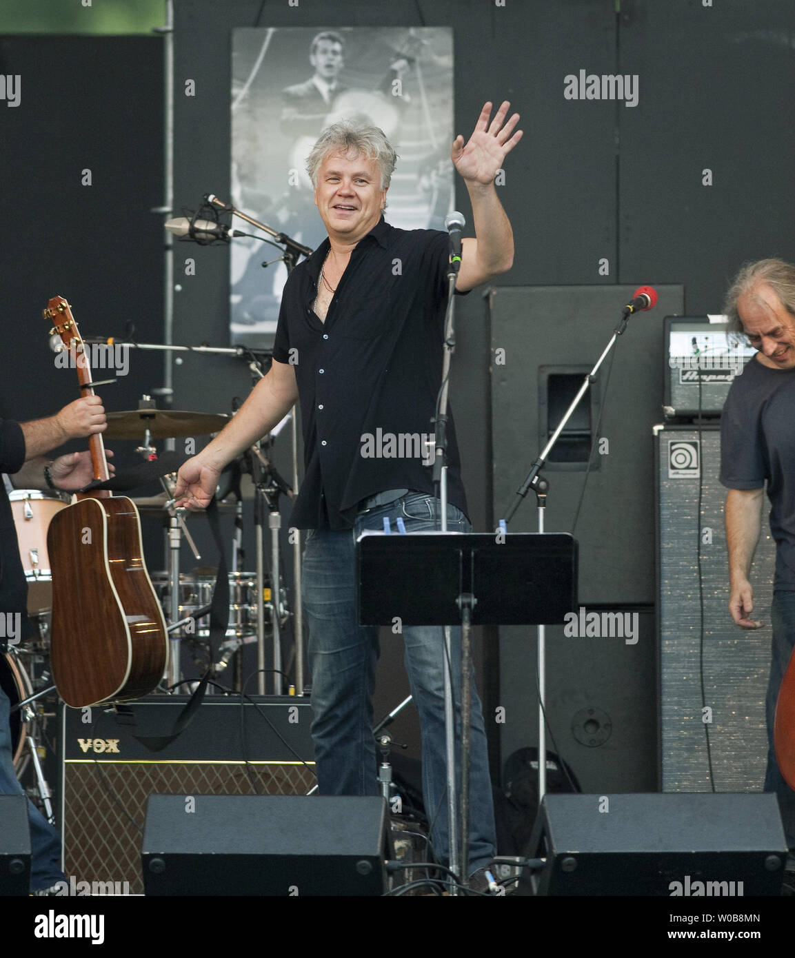 Attore e cantante Tim Robbins esegue con la rogues galleria band sul palco principale durante i tre giorni di 2011 Vancouver Folk Music Festival di Gerico Park in Vancouver, British Columbia, 16 luglio 2011. UPI/Heinz Ruckemann Foto Stock