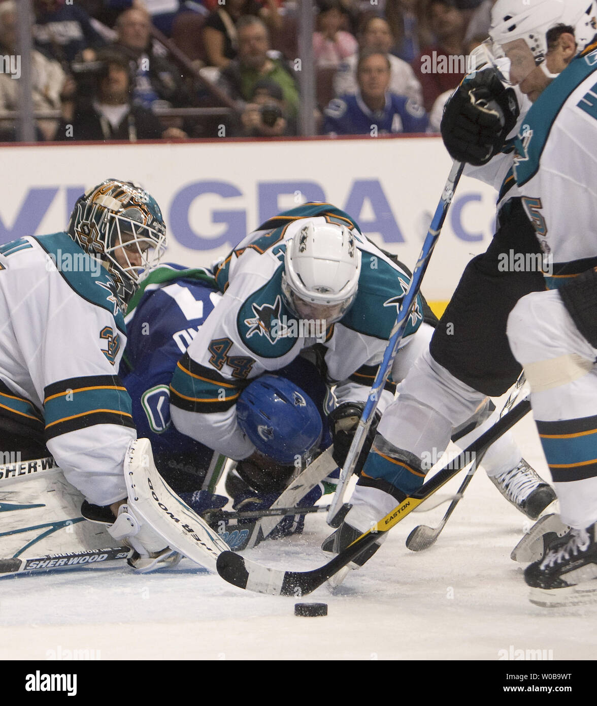 San Jose Sharks Marc-Edouard Vlasic mette Vancouver Canucks Mason Raymond in una headlock di fronte gli squali goalie Antti Niemi durante il secondo periodo del primo gioco della Western Conference finals di Rogers Arena di Vancouver British Columbia il 15 maggio 2011. UPI/Heinz Ruckemann Foto Stock