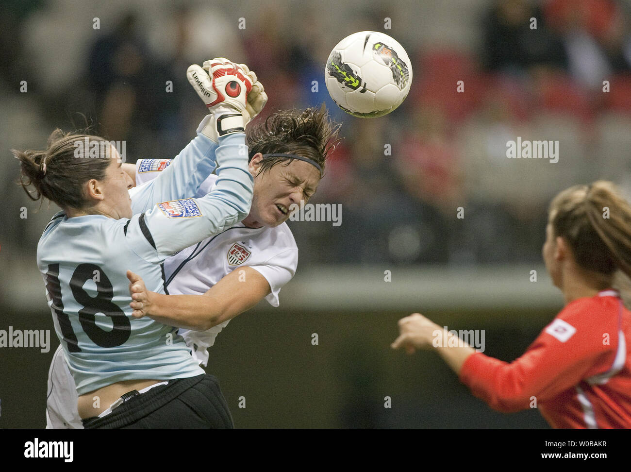 Costa Rica il portiere Erika Miranda (L) collide con STATI UNITI D'AMERICA'S Abby Wambach come bussa giù un kick su obiettivo durante la prima metà del match #13 di CONCACAF donne qualificazione olimpica semifinali a BC Place di Vancouver, British Columbia, 27 gennaio 2012. Il battito USA Costa Rica 3-0 qualifica per il 2012 Olimpiadi di estate. UPI/Heinz Ruckemann Foto Stock