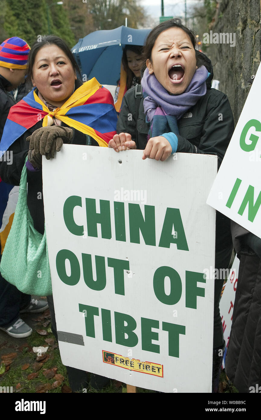 In coincidenza con il rispetto internazionale della Giornata dei Diritti Umani, del Tibetano in Vancouver si raccolgono al di fuori della Repubblica popolare cinese consolato a Vancouver, BC, Dicembre 10, 2012 per dimostrare contro l'occupazione cinese del Tibet e a sostegno di oltre novanta compagni di tibetani che hanno auto-immolato come una disperata ultima misura di protesta. UPI/Heinz Ruckemann Foto Stock