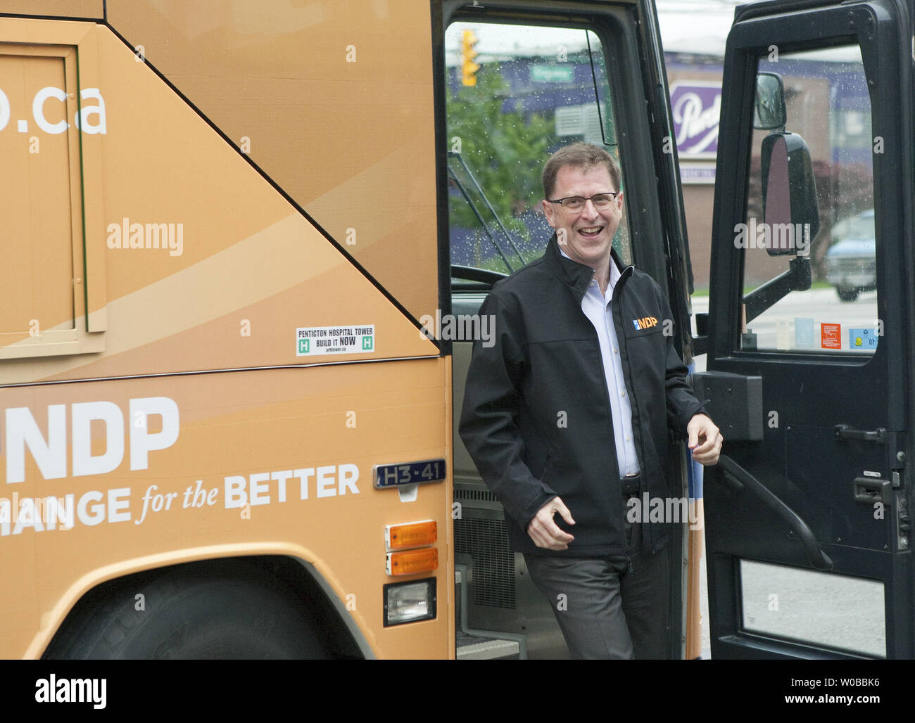 British Columbia (BC) Nuovo partito democratico (NDP) leader Adrian Dix arriva alla sua Vancouver, BC sede dopo una 24 ore finali del cross provincia campagna blitz il mattino del giorno delle elezioni, 14 maggio 2013. Durante la campagna di Adrian Dix e l'NDP ha preso il filo nei sondaggi su incombente Premier liberale Christy Clark, che ha ridotto da due cifre per pochi punti in NDP di favore, rendendo per una gara combattuta con i sondaggi la chiusura alle 8:00 di sera. UPI/Heinz Ruckemann Foto Stock