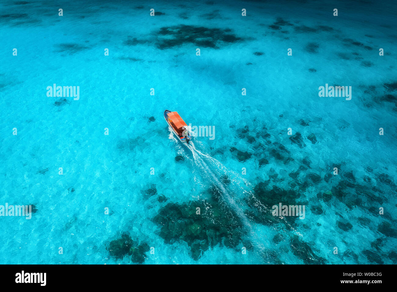 Vista aerea della barca da pesca in mare blu alla mattina di sole Foto Stock