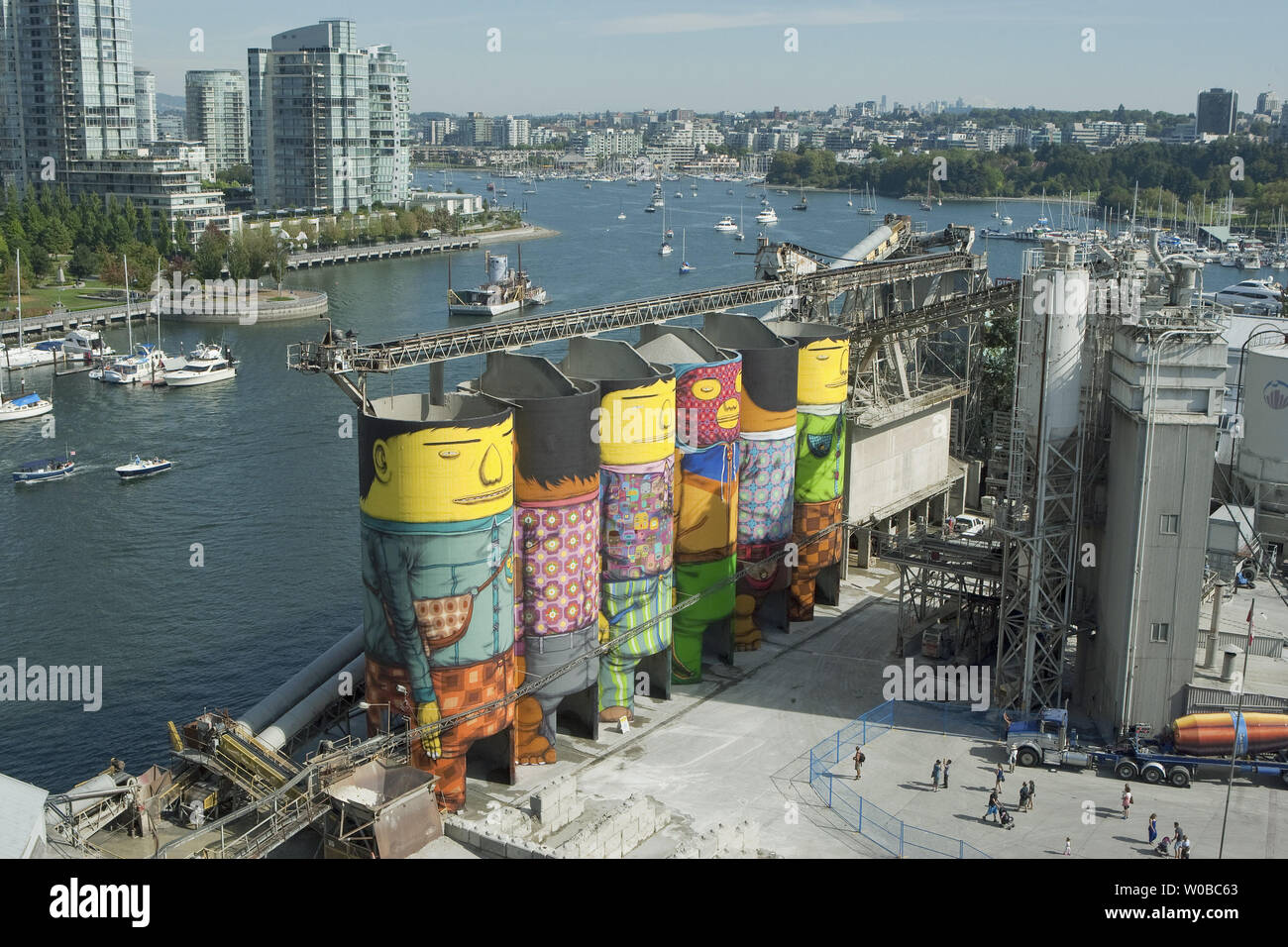 Sponsorizzato da Vancouver Biennale, artisti brasiliani Gustavo e Otavio Pandolfo noti come OSGEMEOS (Portoghese per "i gemelli') invitano il pubblico alla presentazione ufficiale di "giganti" la loro più grande murale pubblica mai, a 360 gradi, 23 metro alto progetto di arte pubblica che copre sei concerti oceano silos su Granville Island in Vancouver, British Columbia, 7 settembre 2014. UPI/Heinz Ruckemann Foto Stock