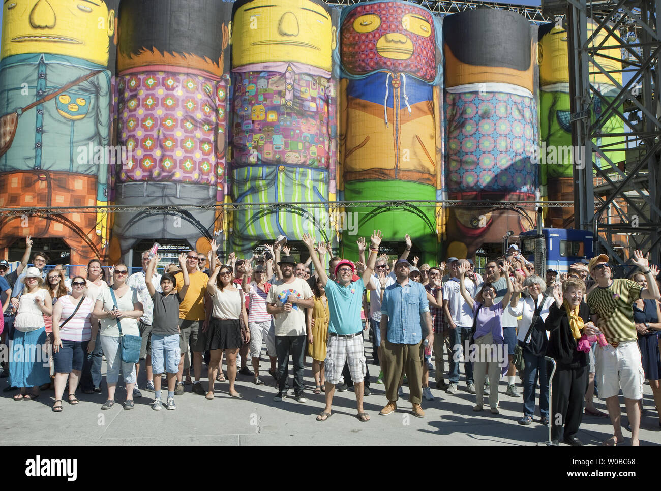 Sponsorizzato da Vancouver Biennale, artisti brasiliani Gustavo e Otavio Pandolfo noti come OSGEMEOS (Portoghese per "i gemelli') sono uniti dalla Biennale fondatore Barry Mowatt (Rosa elmetto) come essi invitano il pubblico alla presentazione ufficiale di "giganti" i gemelli più grande murale pubblica mai, a 360 gradi, 23 metro alto progetto di arte pubblica che copre sei concerti oceano silos su Granville Island in Vancouver, British Columbia, 7 settembre 2014. UPI/Heinz Ruckemann Foto Stock