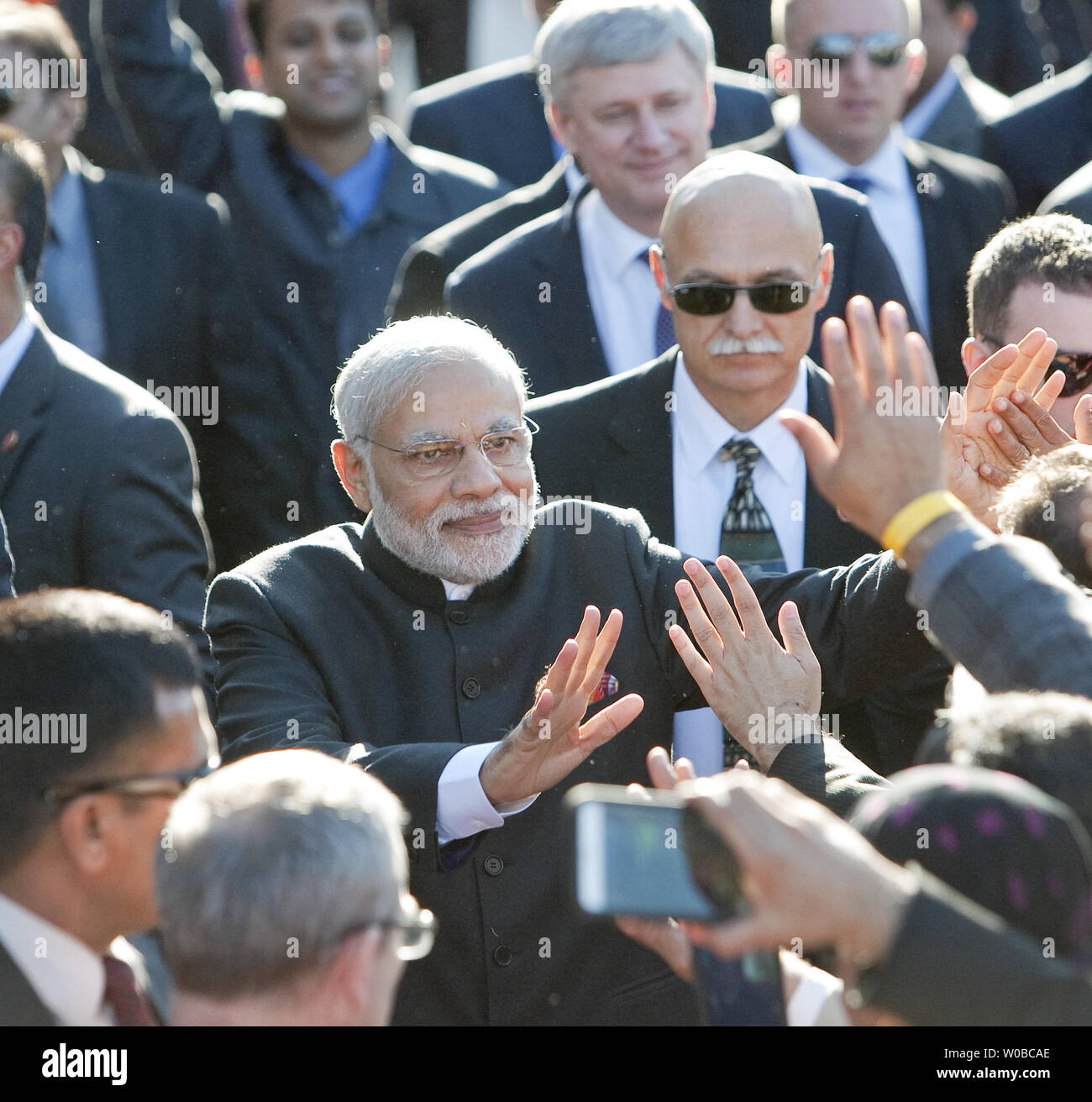Primo Ministro dell'India Narendra Modi saluta immensa folla festante al Laxmi Narayan tempio indù in Surrey vicino a Vancouver, British Columbia, 16 aprile 2015. L'ultimo Primo Ministro Indiano per visitare il Canada a 42 anni fa è stato Indira Gandhi nel 1973. UPI/Heinz Ruckemann Foto Stock