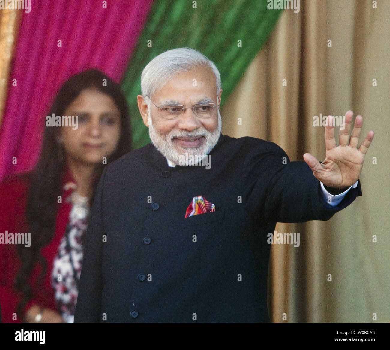 Primo Ministro dell'India Narendra modi onde per la folla al Laxmi Narayan tempio indù in Surrey vicino a Vancouver, British Columbia, 16 aprile 2015. L'ultimo Primo Ministro Indiano per visitare il Canada a 42 anni fa è stato Indira Gandhi nel 1973. UPI/Heinz Ruckemann Foto Stock