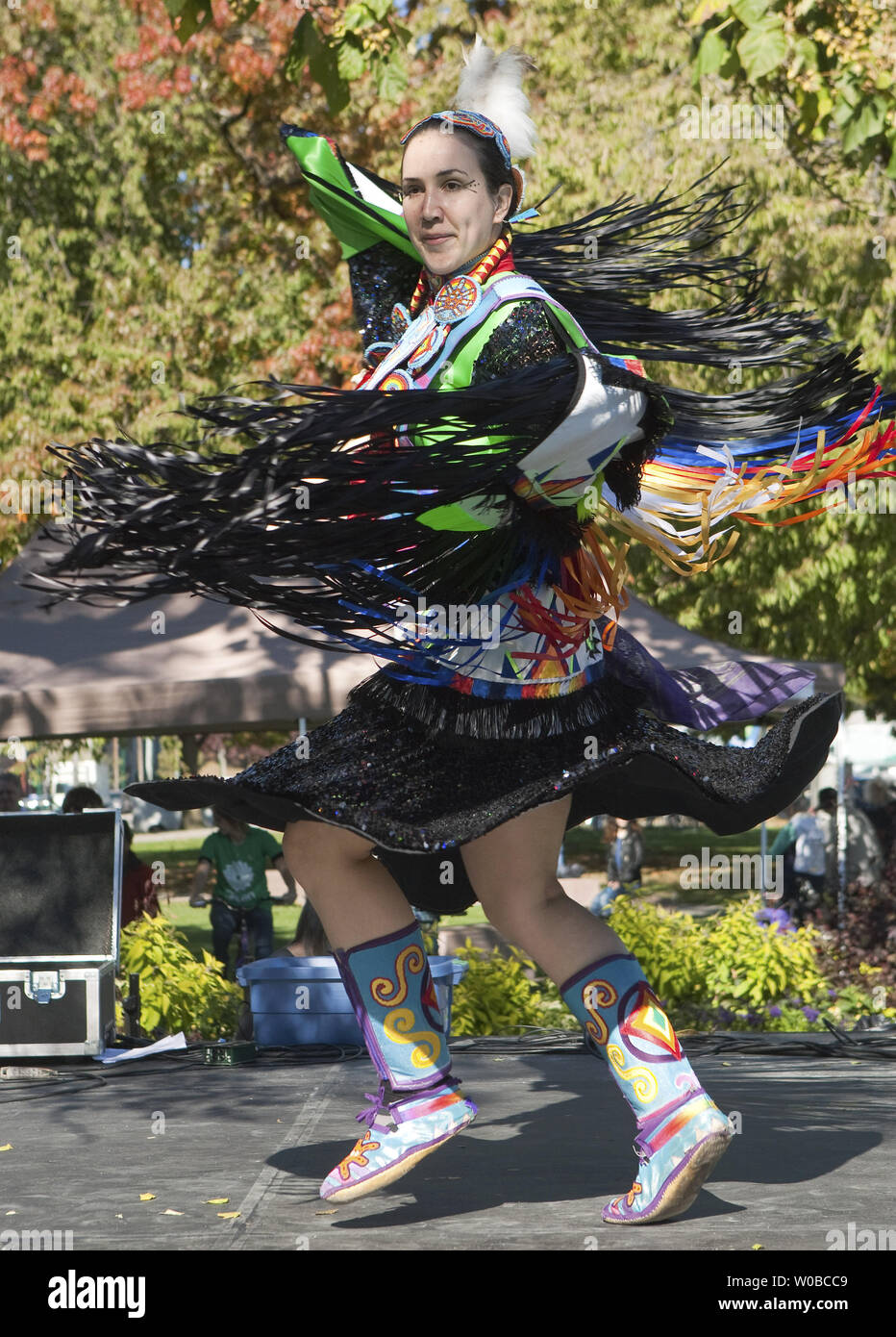 Le prime nazioni Nyla ballerino esegue dopo verde canadese leader del Partito Elizabeth maggio ha parlato a un eco friendly rally durante l'estate/autunno federale di campagna elettorale a Thornton Park in Vancouver, British Columbia, 3 ottobre 2015. Gli elettori si recheranno alle urne il 19 ottobre 2015. UPI/Heinz Ruckemann Foto Stock