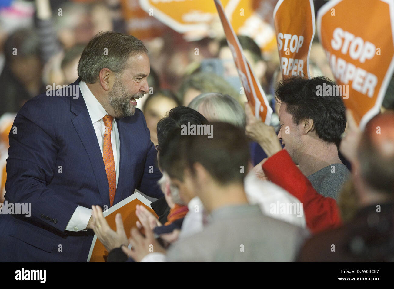 NDP Responsabile Thomas la Mulcair segni autografi mentre saluto sostenitori durante un rally che ha visto la partecipazione di diverse migliaia di tarda estate/autunno federale di campagna elettorale in Vancouver, British Columbia, 17 ottobre 2015. Gli elettori si recheranno alle urne il 19 ottobre 2015. UPI/Heinz Ruckemann Foto Stock
