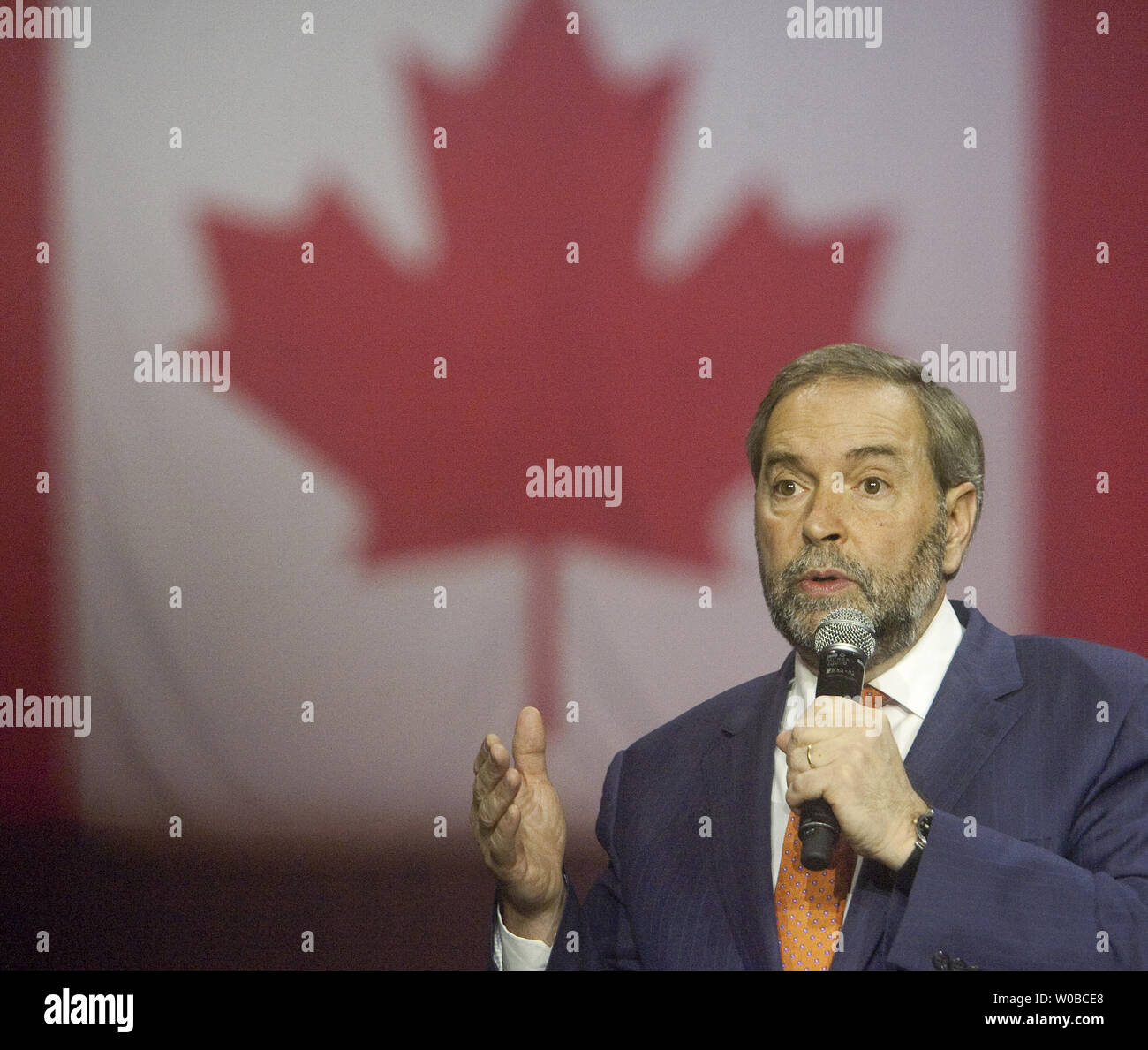 NDP Responsabile Thomas la Mulcair parla di diverse migliaia di sostenitori durante un rally in tarda estate/autunno federale di campagna elettorale in Vancouver, British Columbia, 17 ottobre 2015. Gli elettori si recheranno alle urne il 19 ottobre 2015. UPI/Heinz Ruckemann Foto Stock