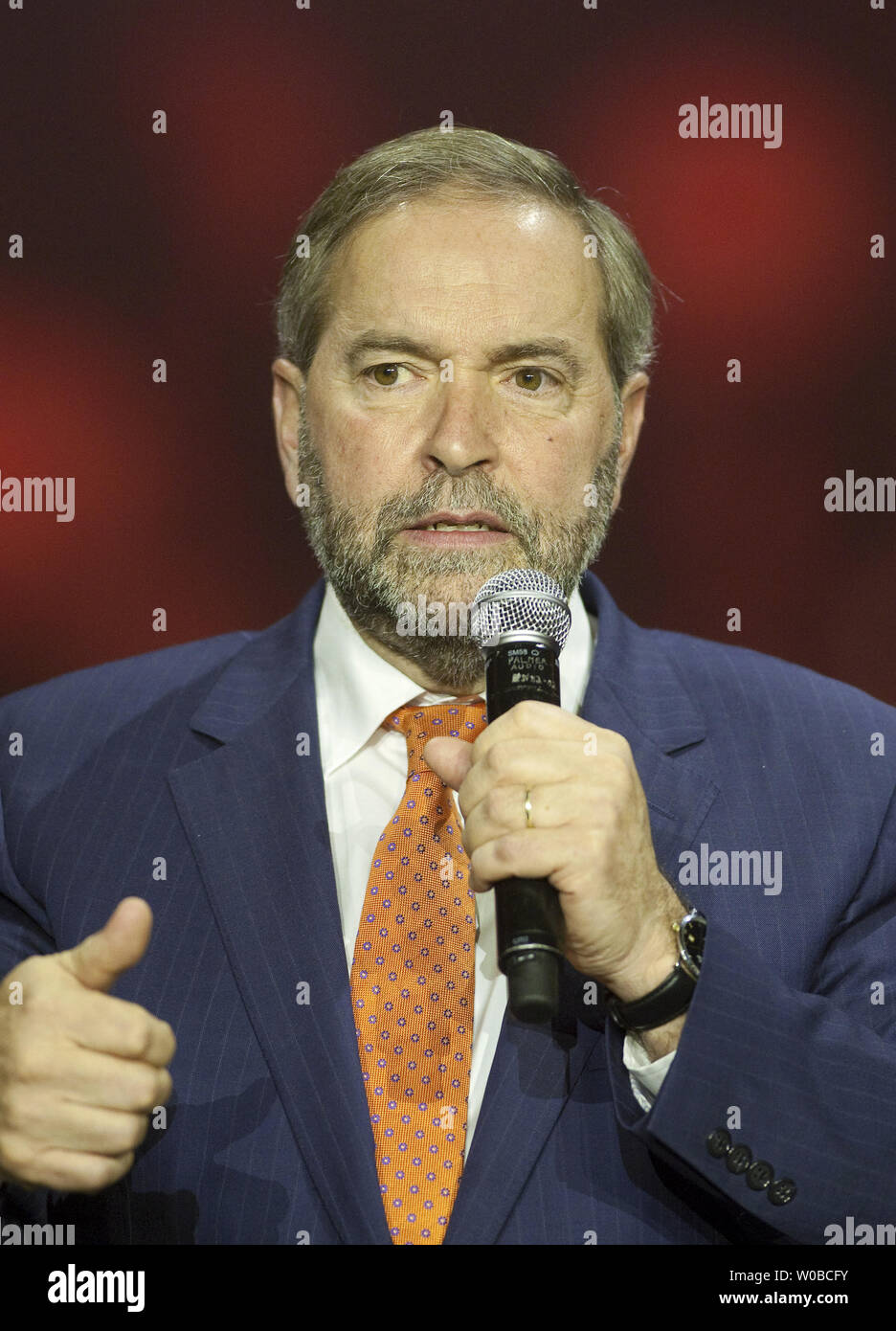 NDP Responsabile Thomas la Mulcair parla di diverse migliaia di sostenitori durante un rally in tarda estate/autunno federale di campagna elettorale in Vancouver, British Columbia, 17 ottobre 2015. Gli elettori si recheranno alle urne il 19 ottobre 2015. UPI/Heinz Ruckemann Foto Stock