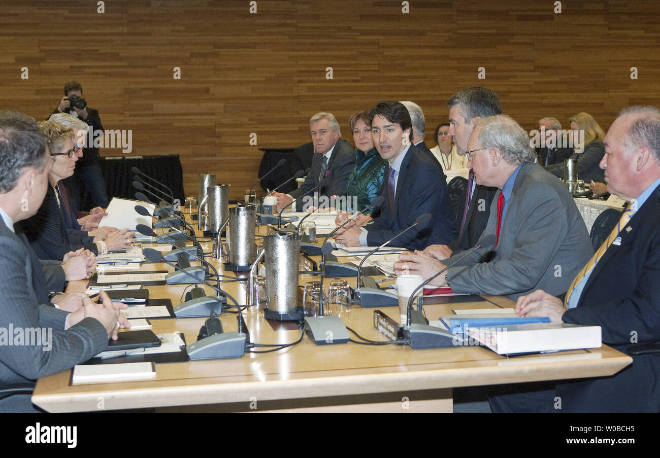 Il primo ministro canadese Justin Trudeau discute i cambiamenti climatici soluzioni con il Canada's Premiers al primo incontro dei Ministri in Vancouver, BC, 3 marzo 2016. UPI/Heinz Ruckemann Foto Stock