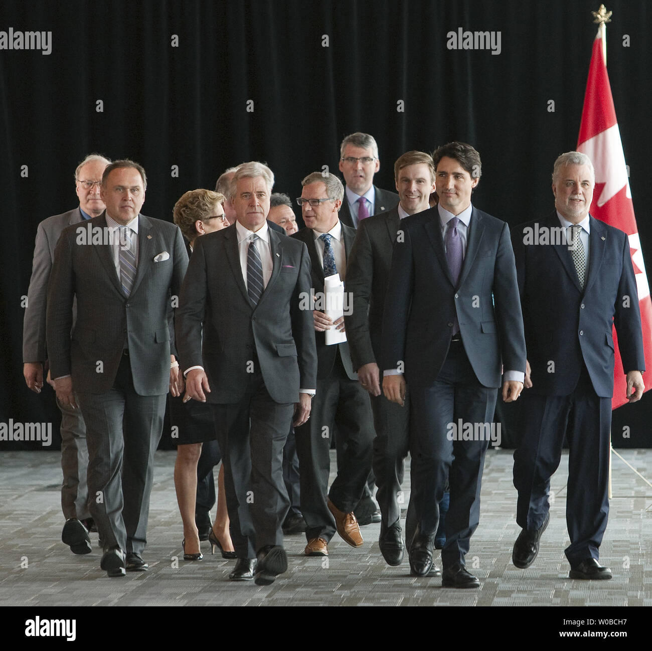 Il primo ministro canadese Justin Trudeau porta del Canada Premiers alla conferenza stampa dopo il loro primo incontro dei Ministri in Vancouver, BC, 3 marzo 2016. UPI/Heinz Ruckemann Foto Stock