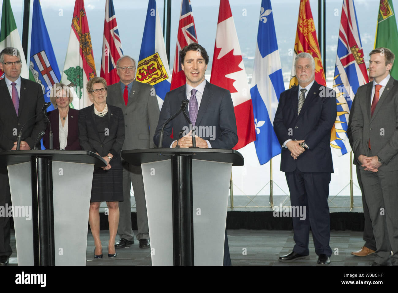 Il primo ministro canadese Justin Trudeau unite da Canada's Premiers riepiloga i loro negoziati in occasione del primo incontro dei Ministri e risponde alle domande dei media nel corso di una conferenza stampa a Vancouver, BC, 3 marzo 2016. UPI/Heinz Ruckemann Foto Stock