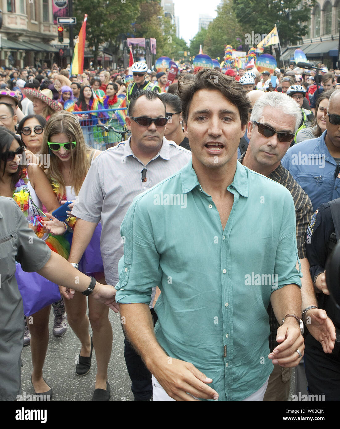 Il primo ministro canadese Justin Trudeau arriva per l'inizio della trentottesima annuale di Gay Pride Parade di Vancouver, British Columbia, 31 luglio 2016. Trudeau è la prima seduta il primo ministro canadese a marzo in questa parata davanti a 500.000 spettatori. Foto di Heinz Ruckemann/UPI Foto Stock