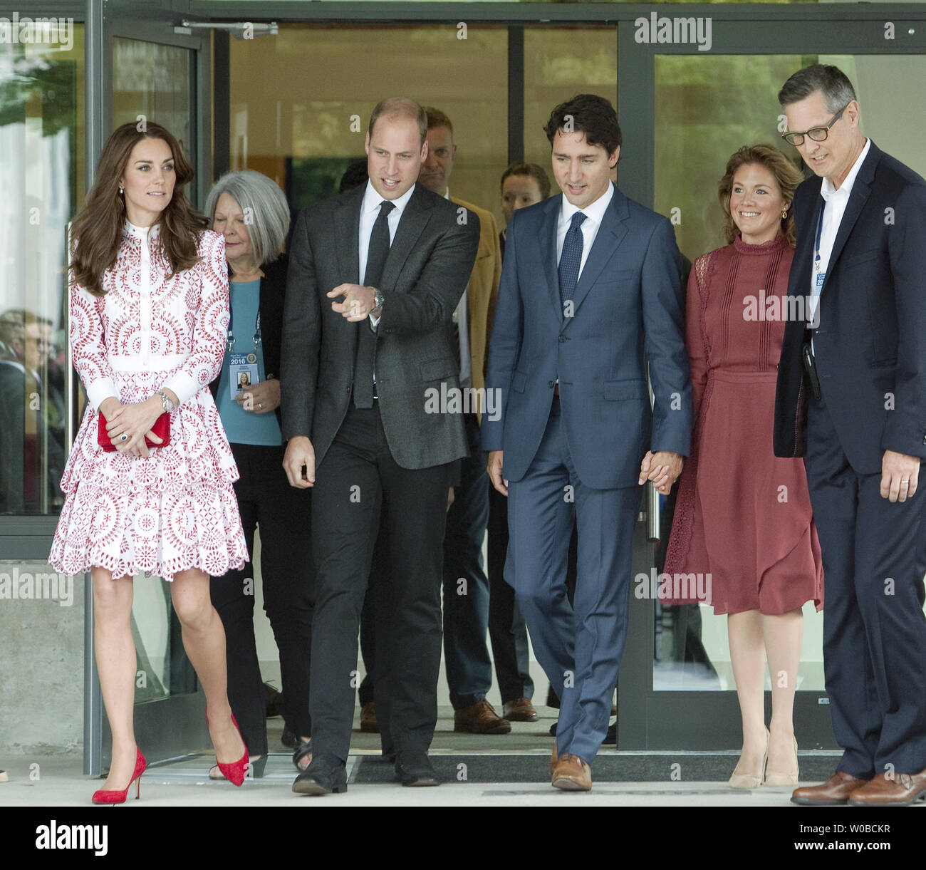 Il principe William e sua moglie Kate, il Duca e la Duchessa di Cambridge sono uniti dal Canada il Primo Ministro Justin Trudeau e sua moglie Sophie Gregoire come essi si dipartono i servizi di immigrazione società (ISS) Nuovo centro di accoglienza durante il loro 2016 Royal tour della British Columbia e dello Yukon, Vancouver, British Columbia, 25 settembre 2016. UPI/Heinz Ruckemann Foto Stock
