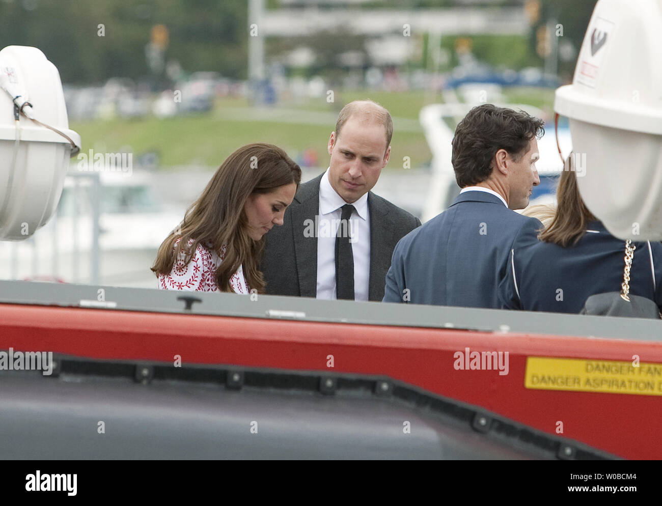 Il principe William e sua moglie Kate, il Duca e la Duchessa di Cambridge sono uniti dal Canada il Primo Ministro Justin Trudeau e sua moglie Sophie Gregoire come bordo di una guardia costiera Hovercraft di discostarsi il Kitsilano Stazione della Guardia Costiera durante il 2016 Royal tour della British Columbia e dello Yukon, Vancouver, British Columbia, 25 settembre 2016. UPI/Heinz Ruckemann Foto Stock