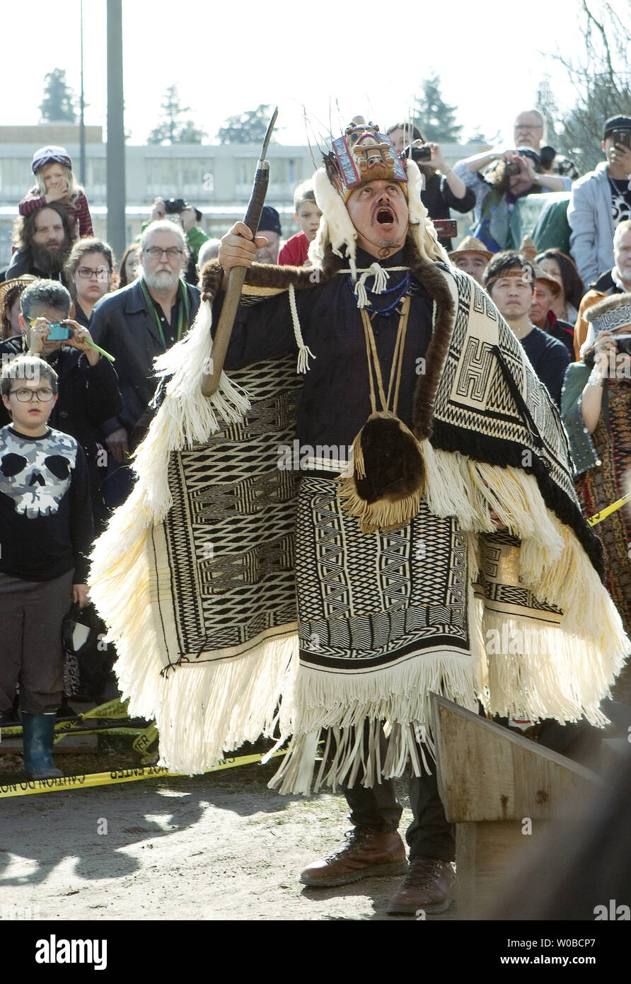 James Hart (7idansuu), Haida maestro intagliatore e Capo ereditario benedice il 17-metro di altezza della riconciliazione del totem pole ha scolpito che sarà eretto sul centro commerciale principale presso la University of British Columbia (UBC) in Vancouver, Columbia britannica (BC) il 1 aprile 2017. Il totem pole rappresenta i superstiti del Canada è scuola residenziale di sistema. UPI/Heinz Ruckemann Foto Stock