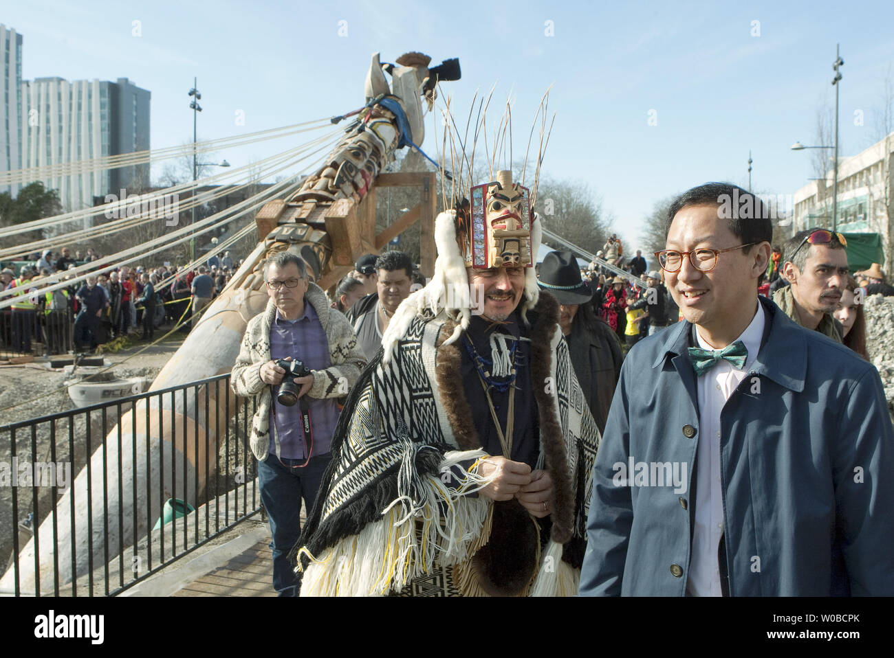 Santa J. Ono, UBC Presidente e Vicecancelliere passeggiate con James Hart (7idansuu), Haida maestro intagliatore e Capo ereditaria come si preparano per aiutare a erigere il 17-metro di altezza della riconciliazione totem scolpito Hart, che costituirà il principale centro commerciale presso la University of British Columbia (UBC) in Vancouver, Columbia britannica (BC) il 1 aprile 2017. Il totem pole rappresenta i superstiti del Canada è scuola residenziale di sistema. UPI/Heinz Ruckemann Foto Stock