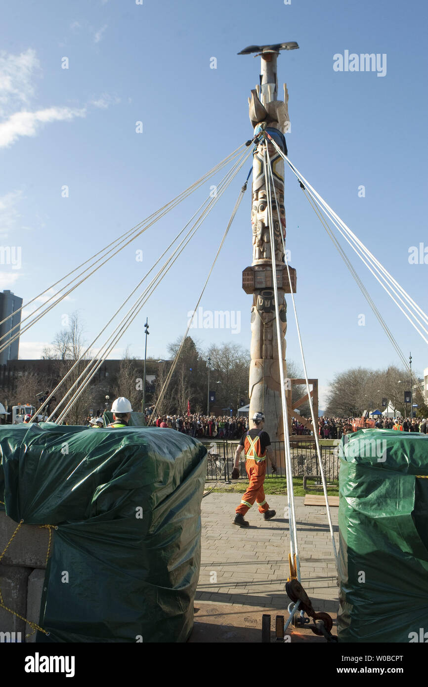 Il 17-metro di altezza della riconciliazione totem scolpito da James Hart (7idansuu), Haida maestro intagliatore e Capo ereditaria è eretto sul centro commerciale principale presso la University of British Columbia (UBC) in Vancouver, Columbia britannica (BC) il 1 aprile 2017. Il totem pole rappresenta i superstiti del Canada è scuola residenziale di sistema. UPI/Heinz Ruckemann Foto Stock