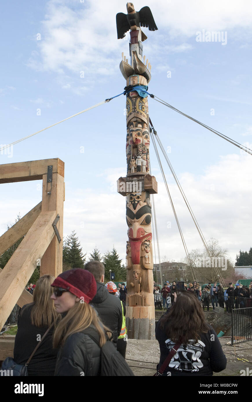 Il 17-metro di altezza della riconciliazione totem scolpito da James Hart (7idansuu), Haida maestro intagliatore e Capo ereditaria è eretto sul centro commerciale principale presso la University of British Columbia (UBC) in Vancouver, Columbia britannica (BC) il 1 aprile 2017. Il totem pole rappresenta i superstiti del Canada è scuola residenziale di sistema. UPI/Heinz Ruckemann Foto Stock