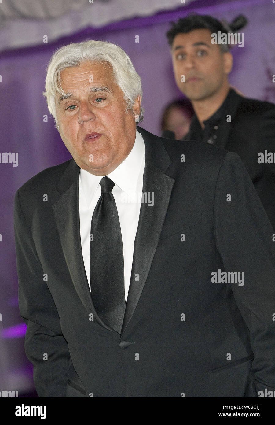 Jay Leno arriva sul tappeto rosso al star studded David Foster Foundation trentesimo anniversario miracolo & Gala Concerto di Roger Arena, Vancouver, BC, Ottobre 21, 2017. UPI/Heinz Ruckemann Foto Stock