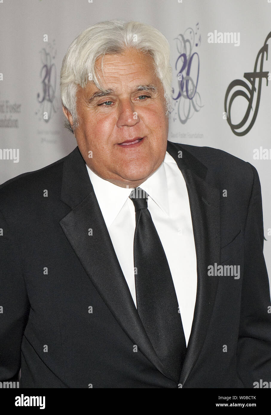 Jay Leno arriva sul tappeto rosso al star studded David Foster Foundation trentesimo anniversario miracolo & Gala Concerto di Roger Arena, Vancouver, BC, Ottobre 21, 2017. UPI/Heinz Ruckemann Foto Stock